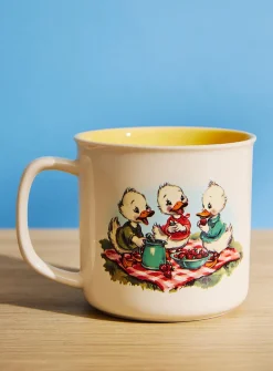 Picnicking ducks mug