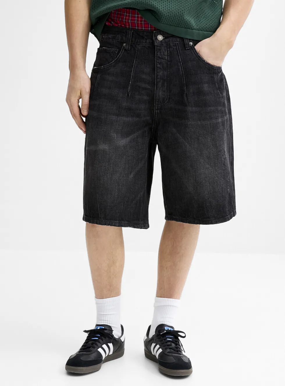 Pintuck faded black jort