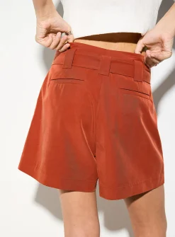 Pleated belted short