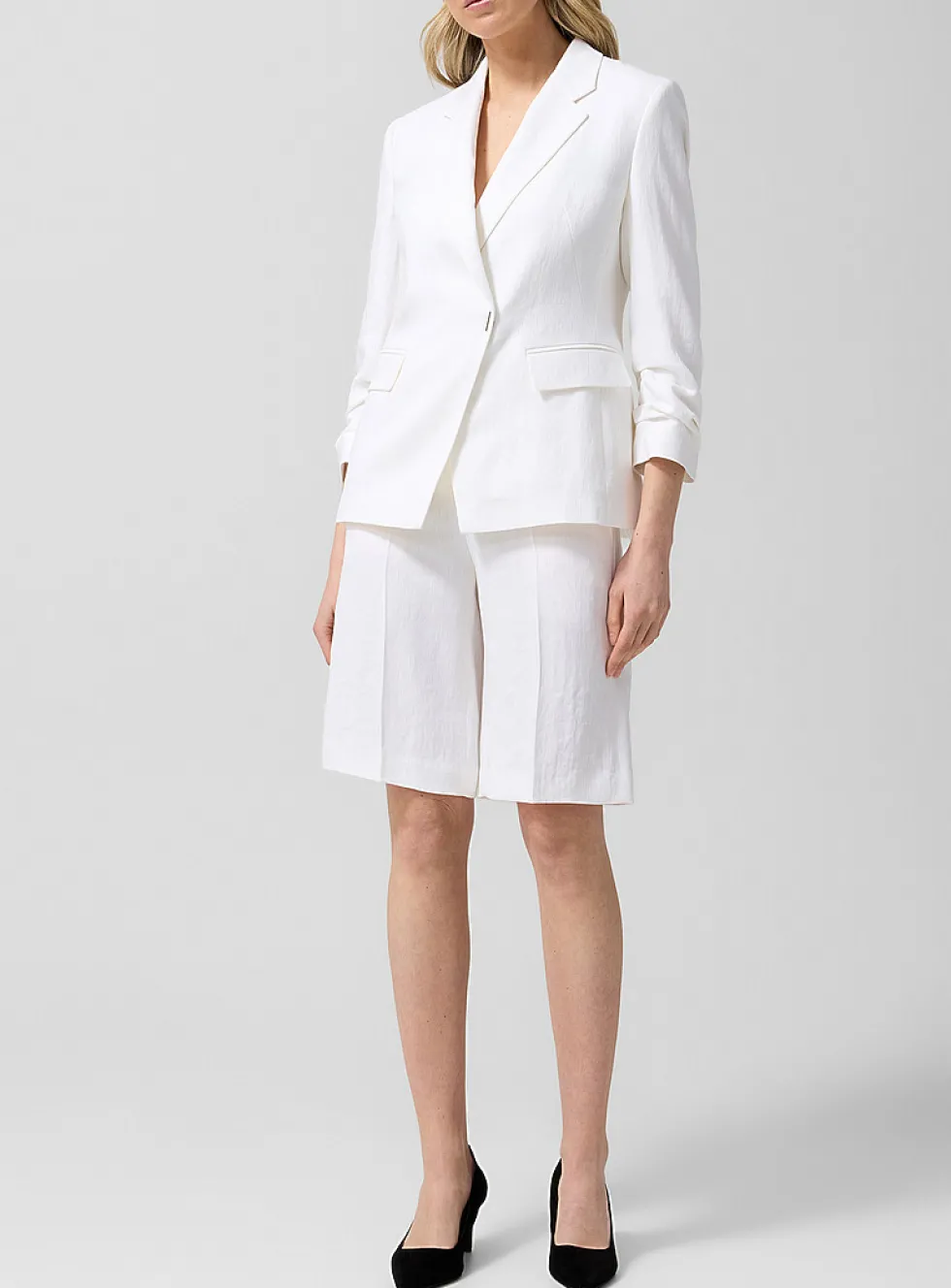 Pleated linen Bermuda short