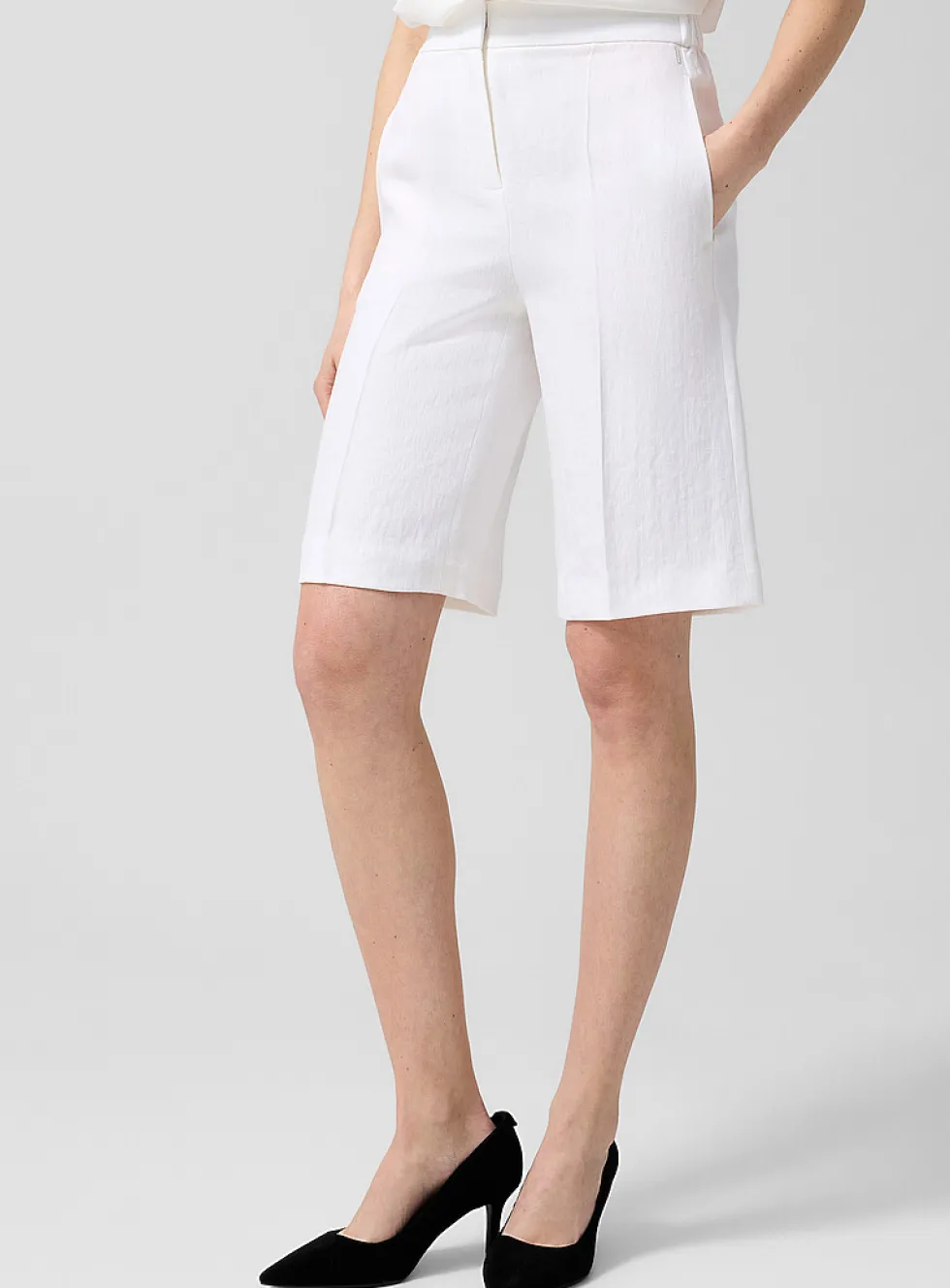 Pleated linen Bermuda short