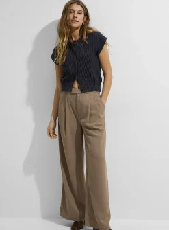 Pleated piqué wide-leg pant