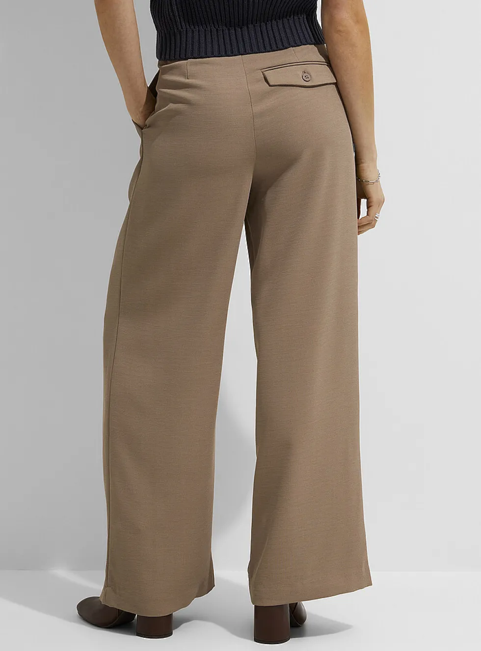 Pleated piqué wide-leg pant