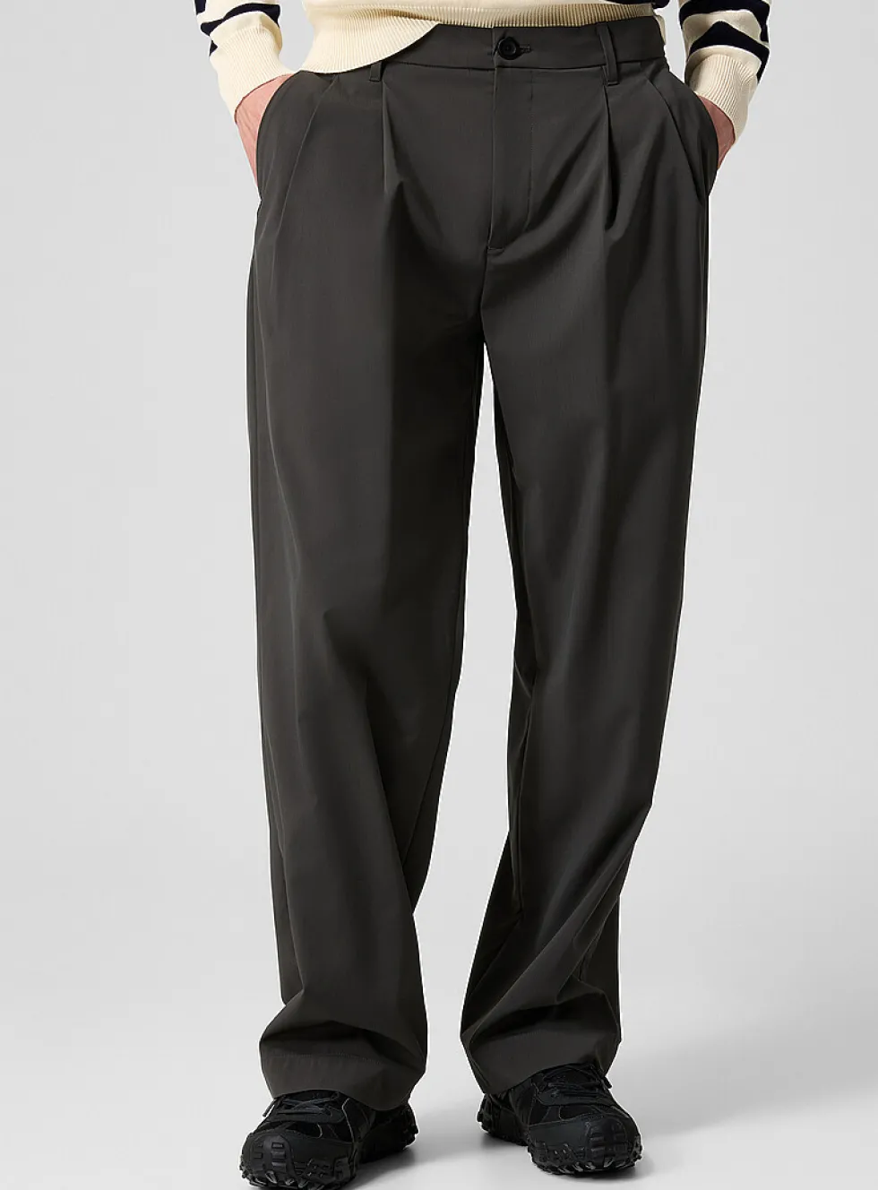Pleated technical canvas pant