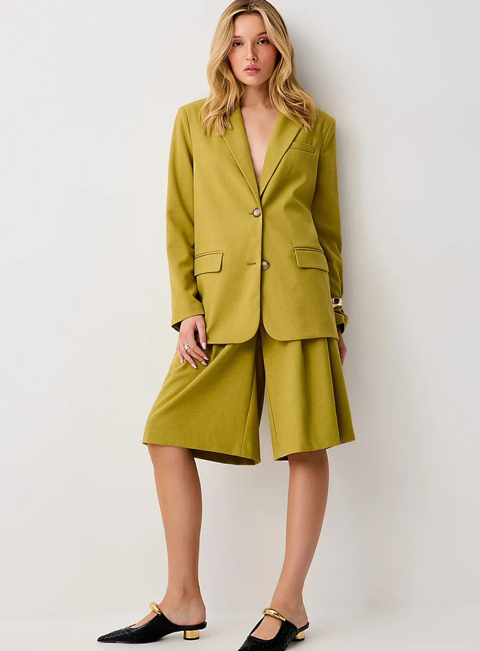 Pleated waist chartreuse Bermuda short