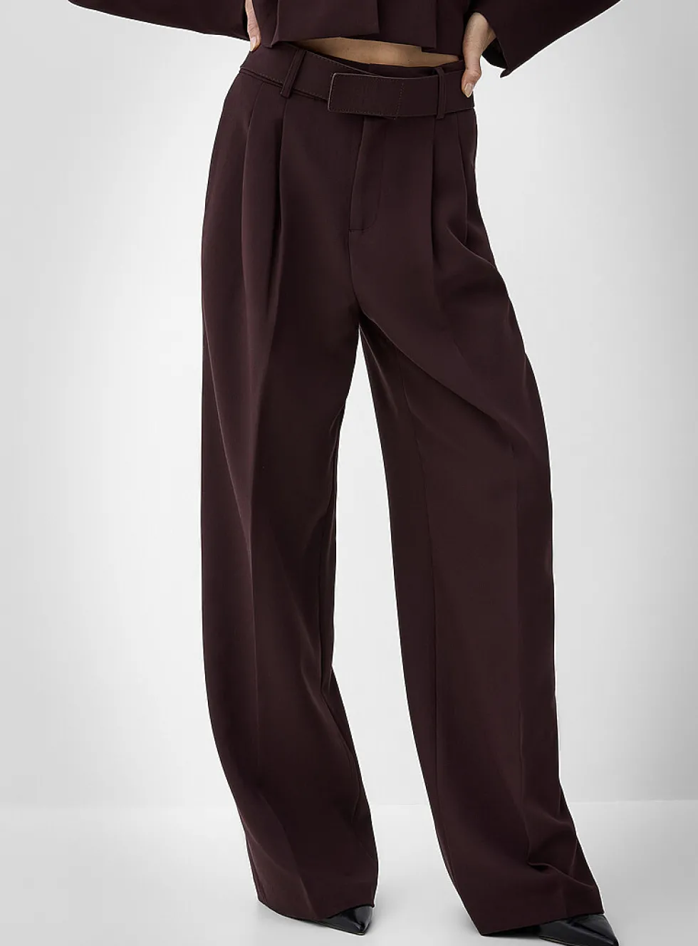 Pleated wide-leg pant with embossed logo belt