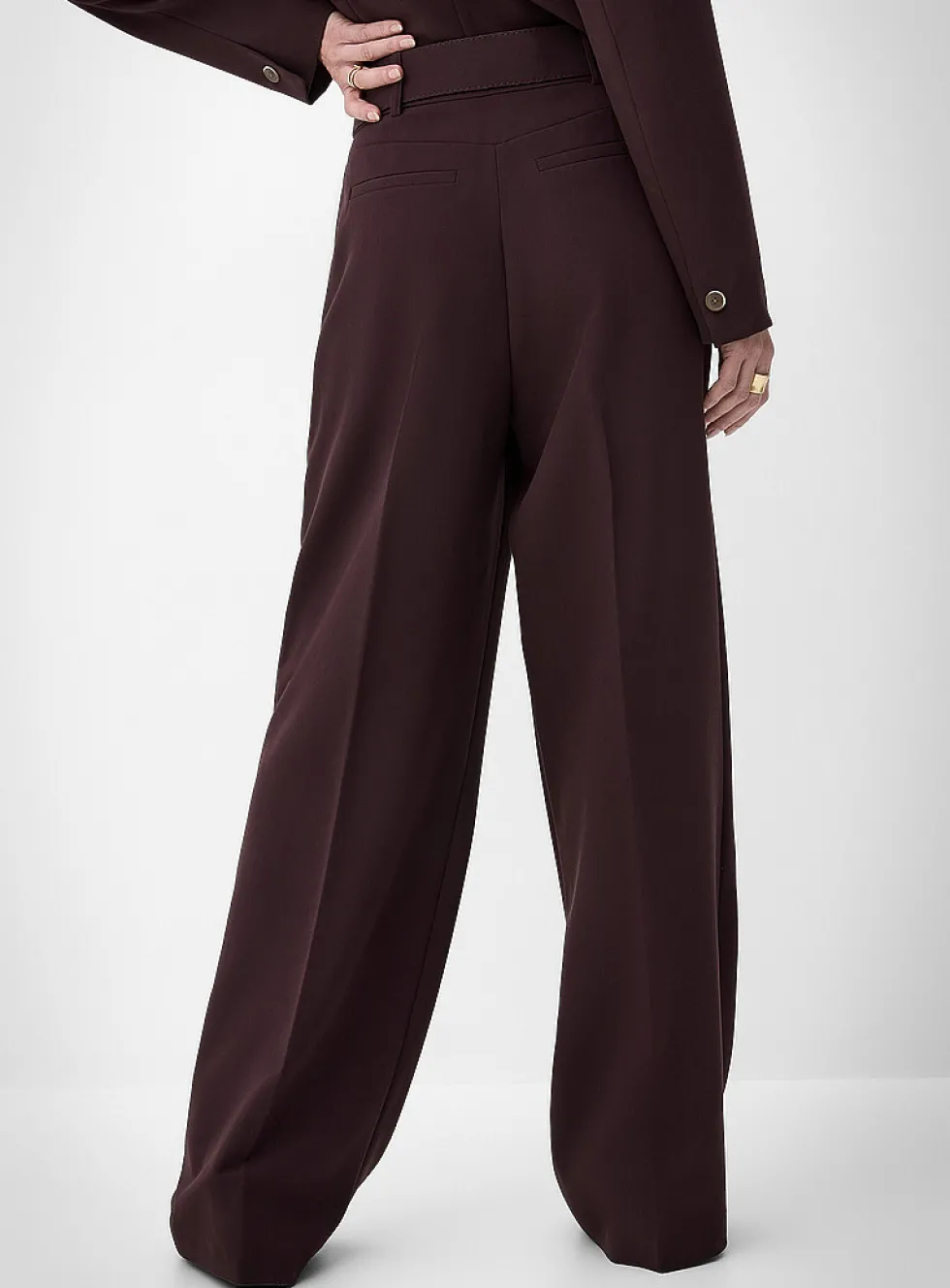 Pleated wide-leg pant with embossed logo belt