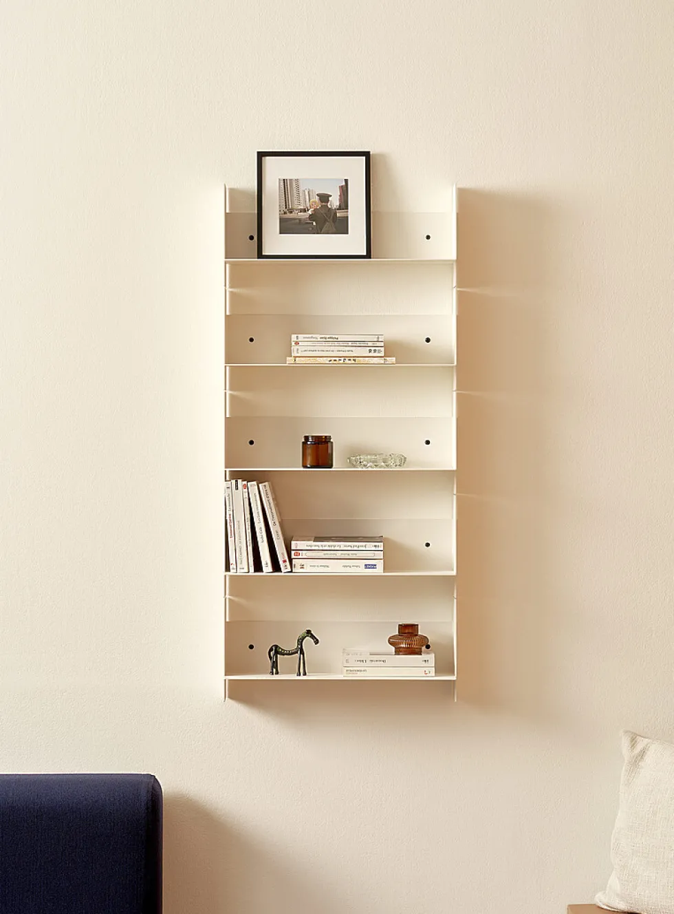 Pli folded steel wall-mounted shelf unit