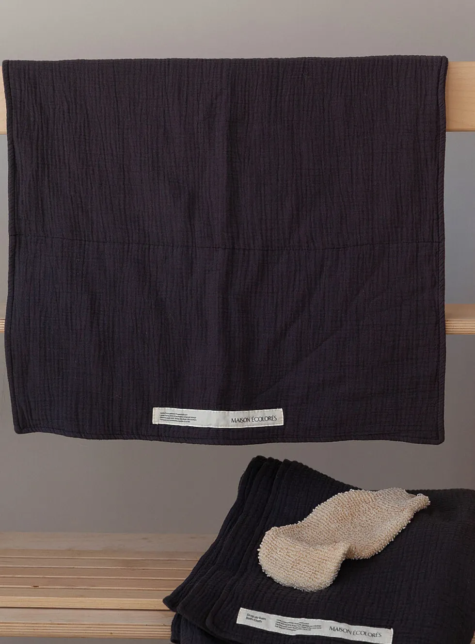 Plush waffled cotton bath mat