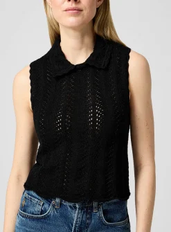 Point-collar sleeveless sweater
