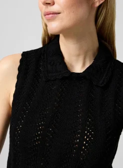Point-collar sleeveless sweater