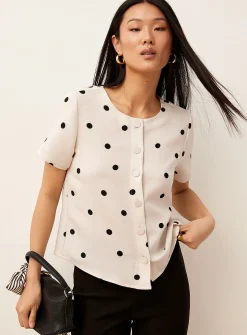 Polka-dotted short-sleeve crew-neck blouse