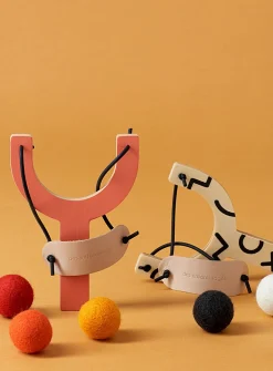 Pompom slingshot