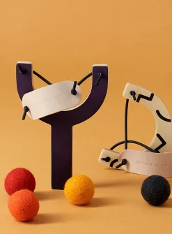 Pompom slingshot