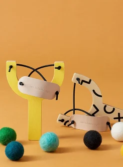 Pompom slingshot