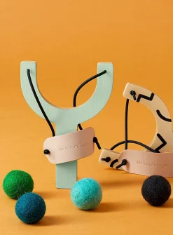 Pompom slingshot