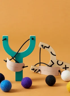 Pompom slingshot
