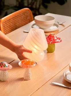 Portable mushroom-shaped table lamp