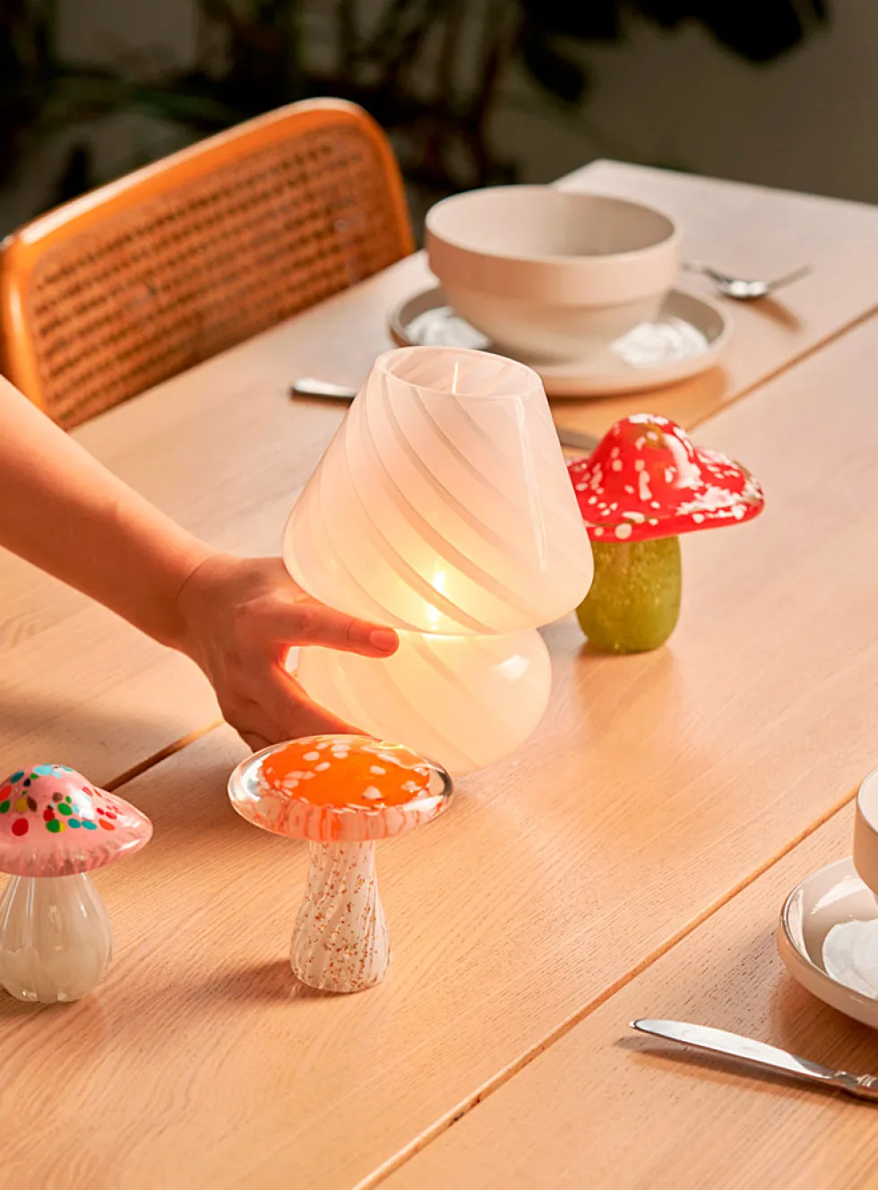 Portable mushroom-shaped table lamp