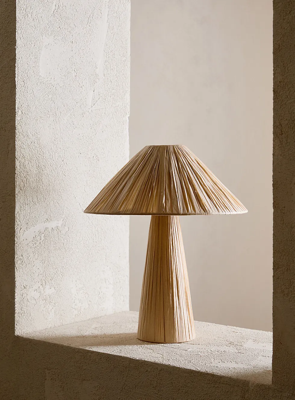 Raffia paper table lamp
