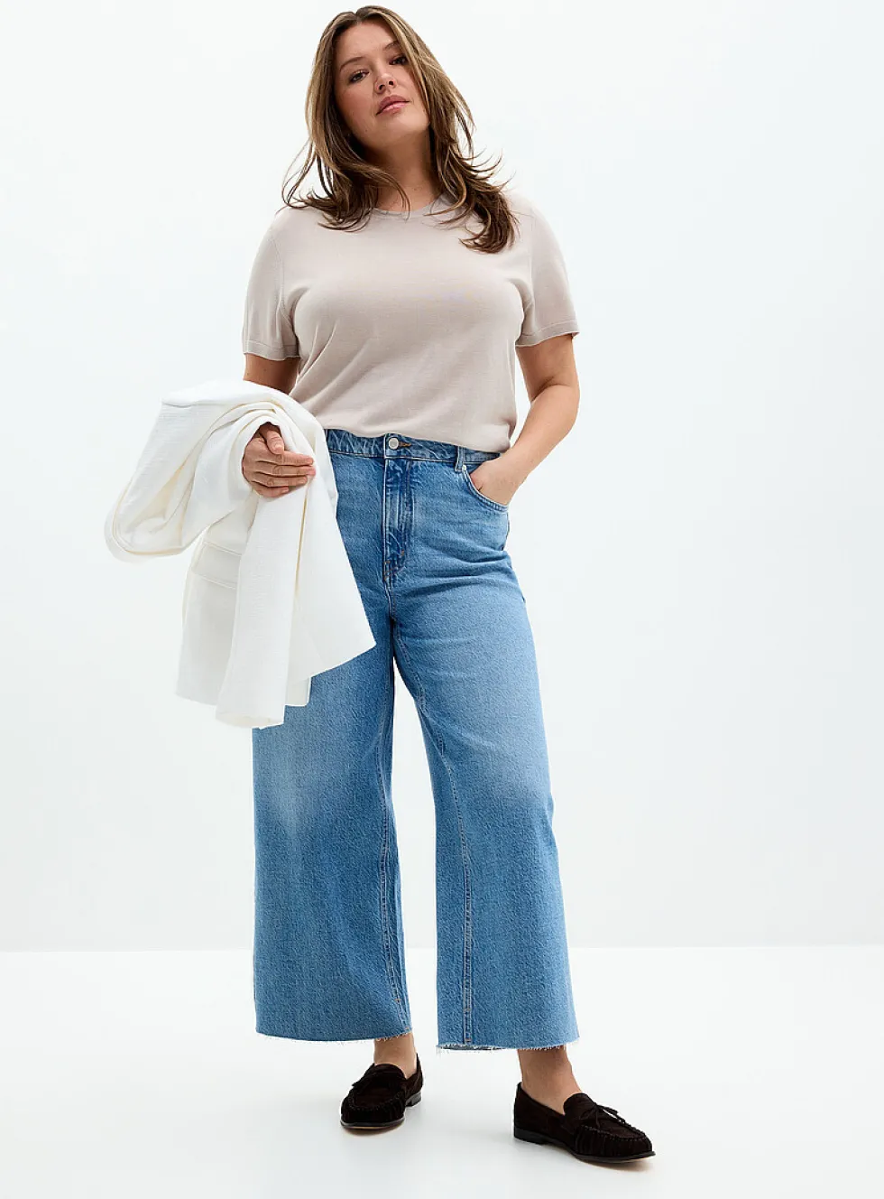 Raw hem ankle jean