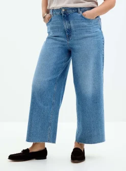 Raw hem ankle jean