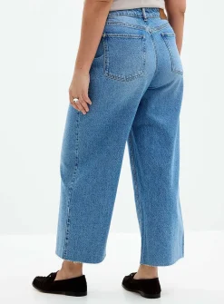 Raw hem ankle jean