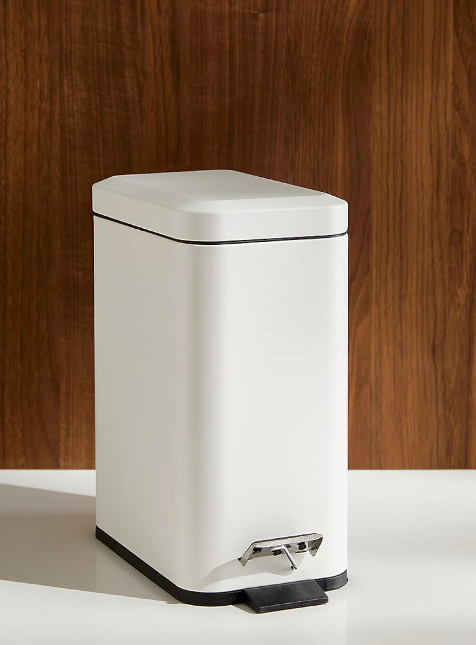 Rectangular soft-close bin