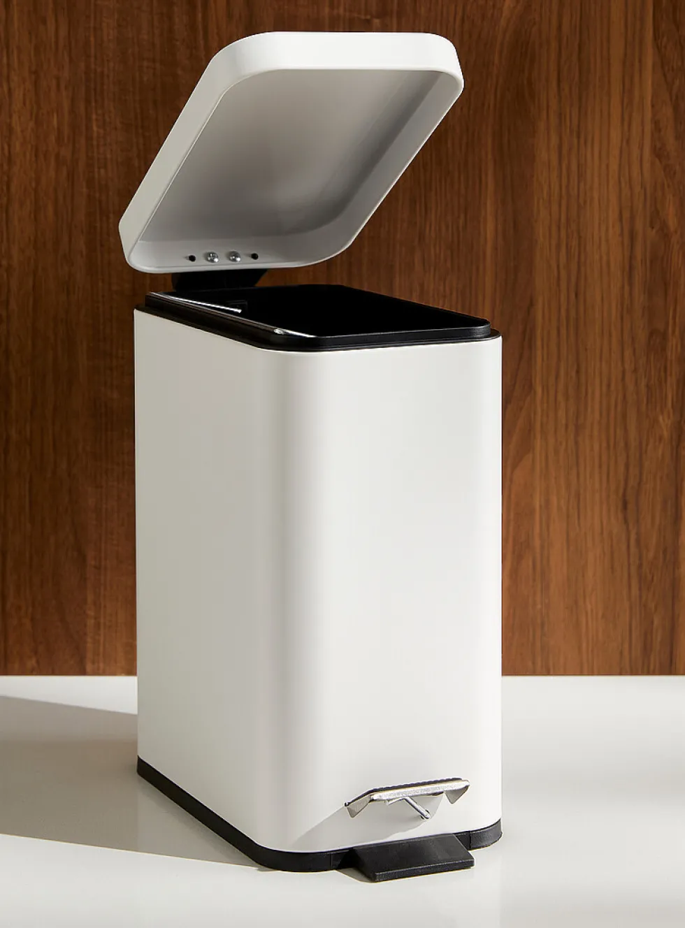 Rectangular soft-close bin