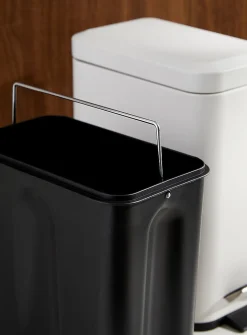 Rectangular soft-close bin