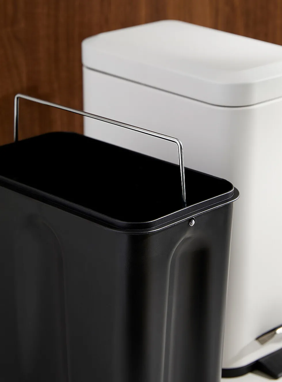 Rectangular soft-close bin