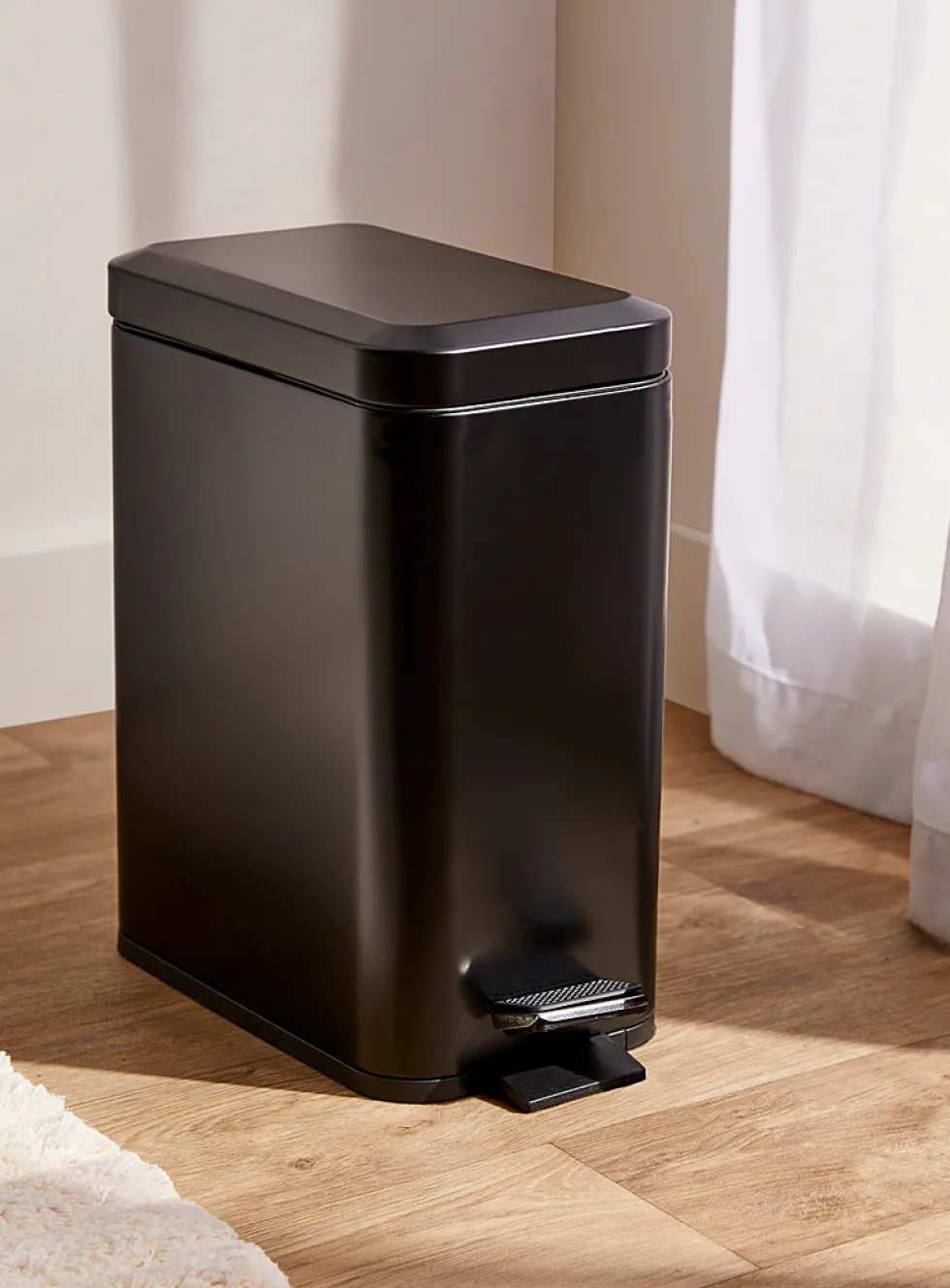 Rectangular soft-close bin
