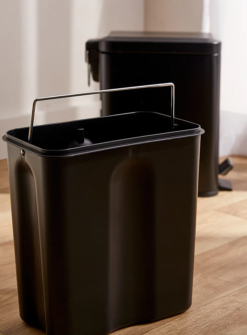 Rectangular soft-close bin