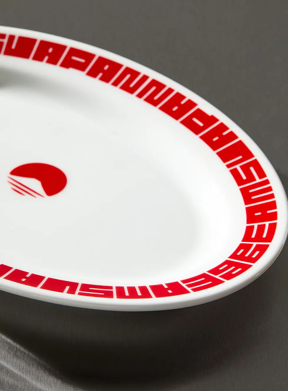 Red rim plate
