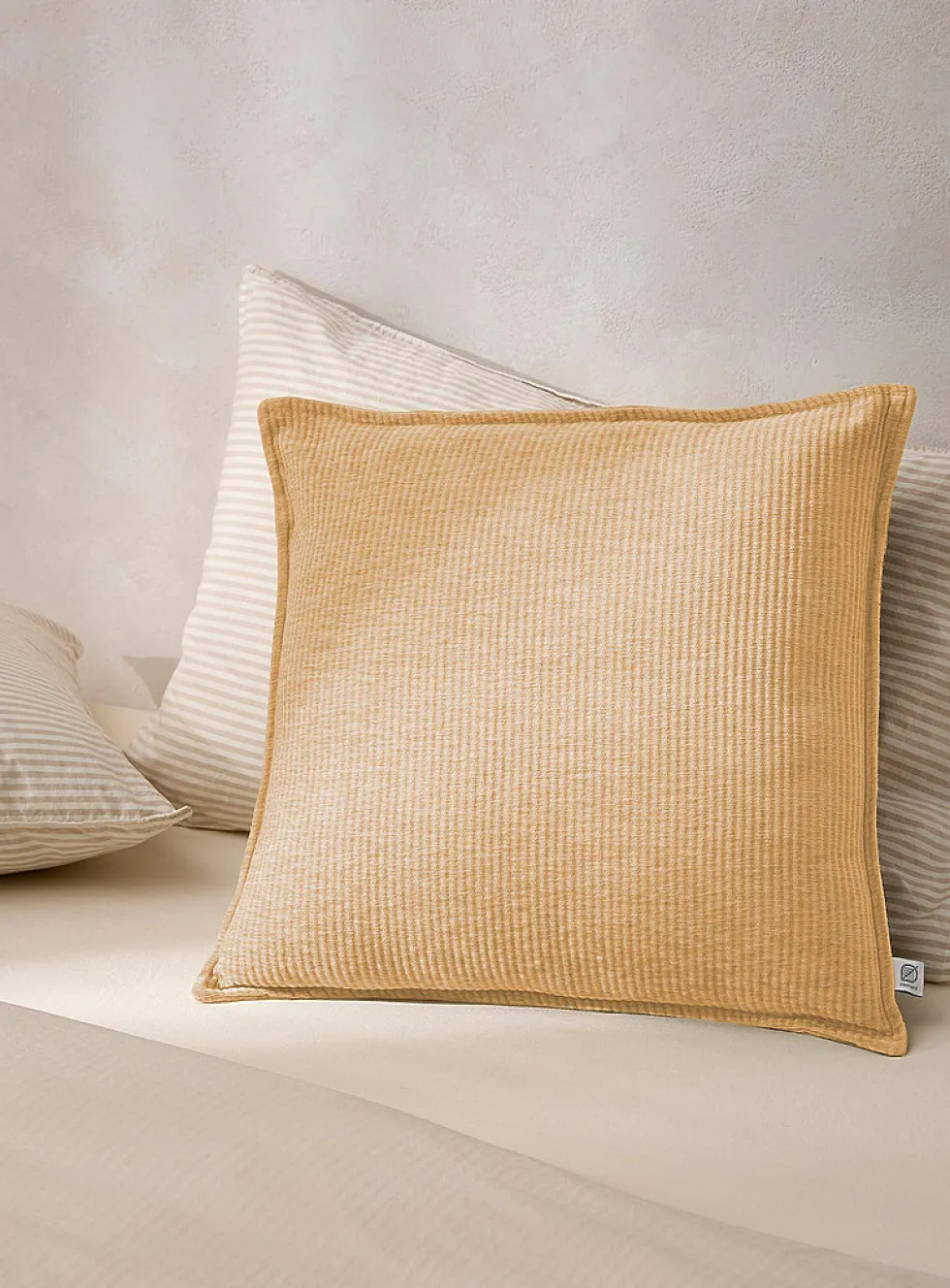 Ribbed chenille knit removable cover cushion