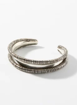 Rigid silvery bracelet