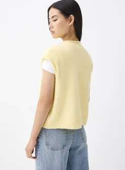 Rolled trim vest
