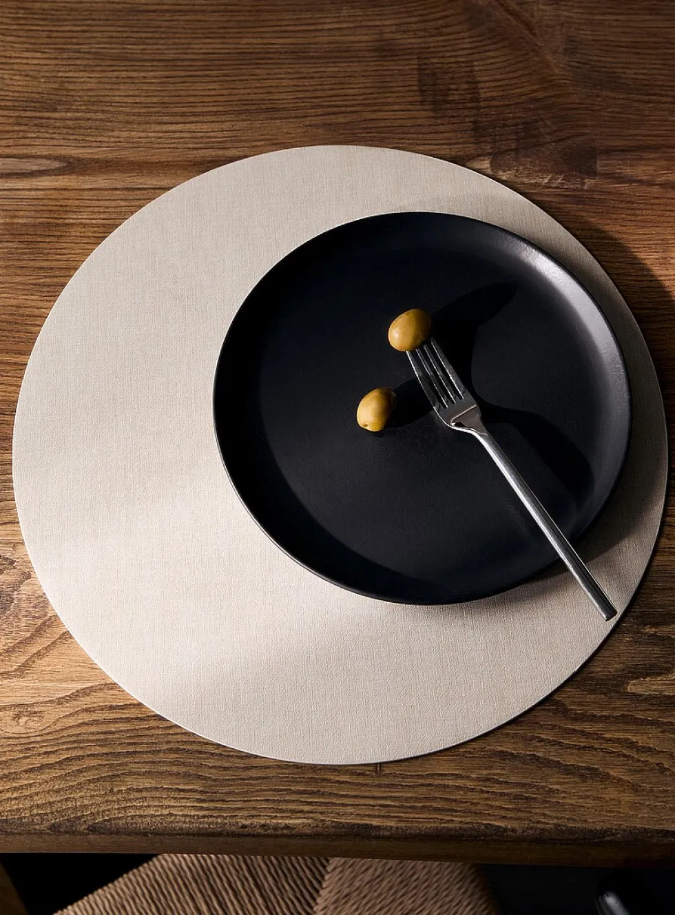 Round heathered faux-leather placemat