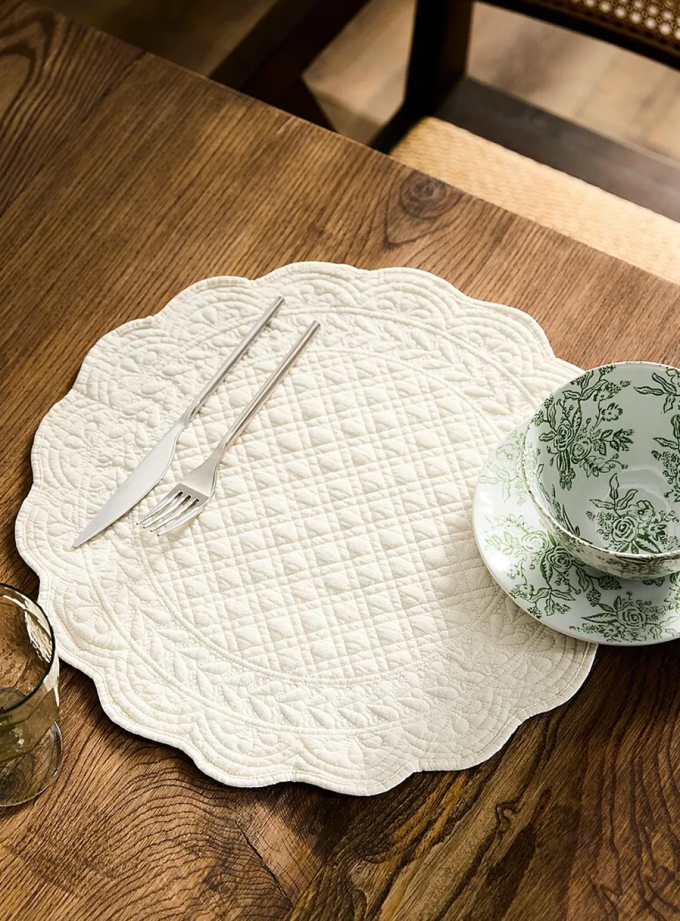 Round ornamental topstitched placemat