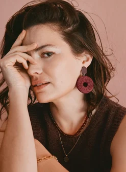 Round wood and raffia earrings