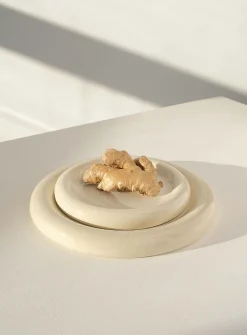 Rounded edge plate