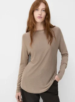 Rounded hem lightweight sweater
