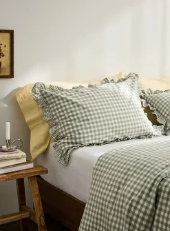 Ruffled border gingham pattern pillow sham