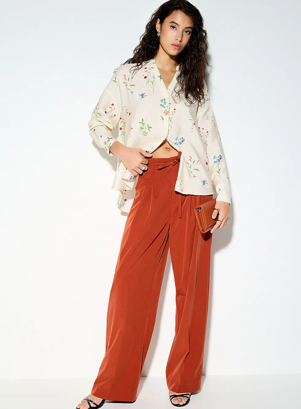 Sash-belt pleated wide-leg pant