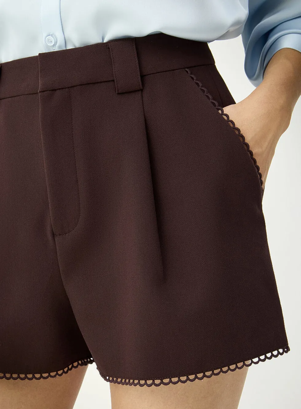 Scalloped edging pleated short