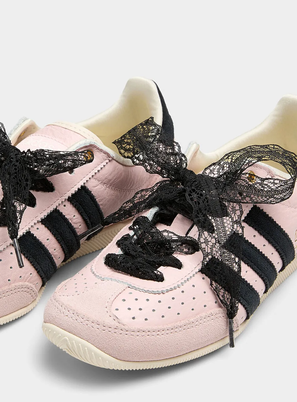Scalloped lace laces