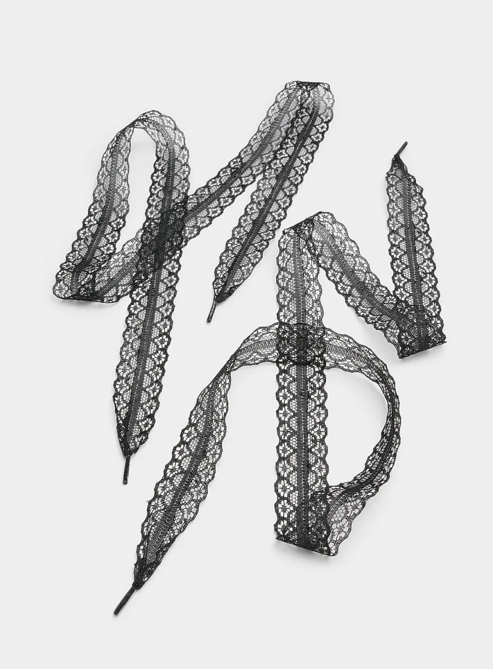 Scalloped lace laces