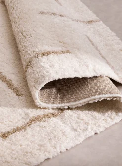Scattered lines tufted rug