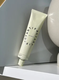 Sea kelp and green tea extract hand and nail cream