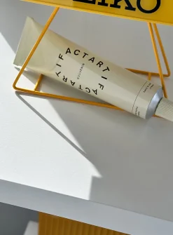 Sea kelp and green tea extract hand and nail cream